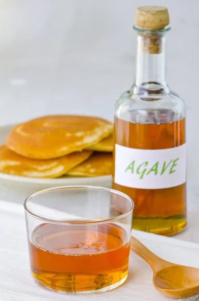 Jarabe de agave y un plato de panqueques . — Foto de Stock