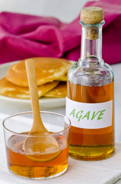 Jarabe de agave y un plato de panqueques . — Foto de Stock