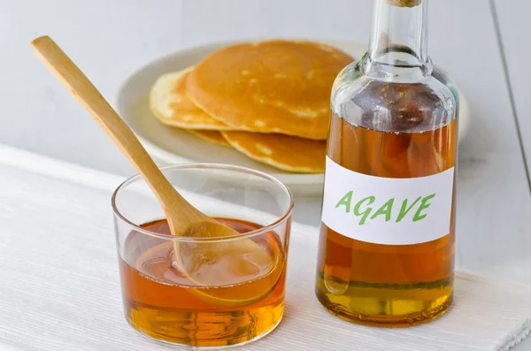 Agave-Sirup und ein Teller Pfannkuchen. — Stockfoto