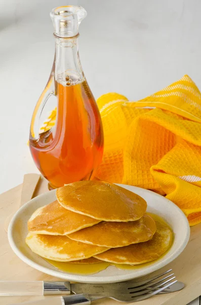 Agave syrup and a plate of pancakes. — Stock Photo, Image