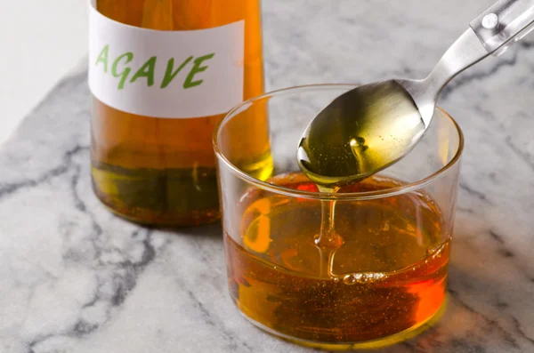 Jarabe de agave vertiendo en un vaso . — Foto de Stock