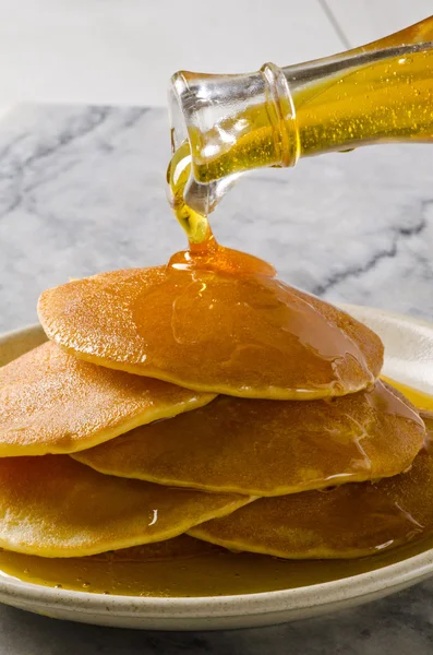 Agave syrup pouring on a plate of pancakes. — Stock Photo, Image