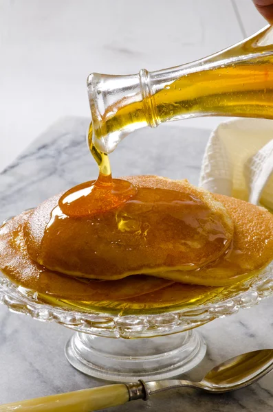 Agave syrup pouring on a plate of pankakes. — Stock Photo, Image