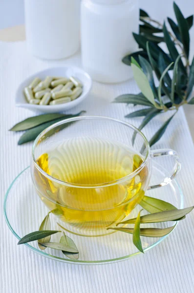 Kräutertee aus Olivenblättern und Kapseln mit Olivenblattextrakt. Ernährung — Stockfoto