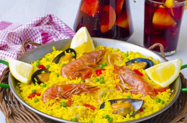 İspanya mutfağı. Paella ve taze sangria.