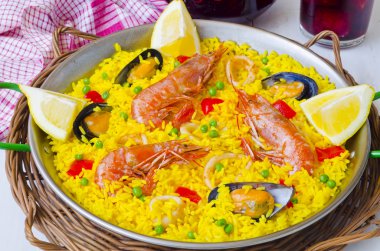 İspanya mutfağı. Paella ve taze sangria.
