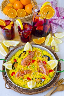 İspanya mutfağı. Paella ve taze sangria.