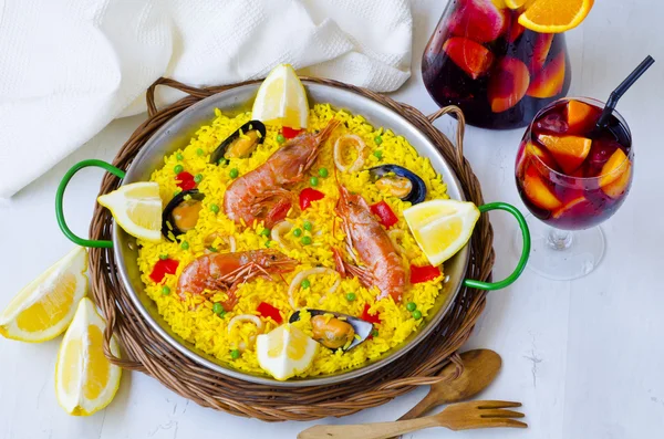 İspanya mutfağı. Paella ve taze sangria.