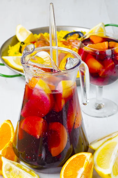 Španělská kuchyně. Čerstvý sangria a paellu. — Stock fotografie