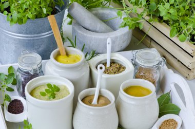 Otlar ve baharatlar. Mustards çeşitli.