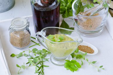 Otlar ve baharatlar. Provence hardal otlar.