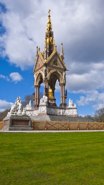 The Albert Memorial in Kensington Gardens. London. United Kingdo — Stock Photo, Image