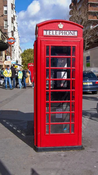 Röd telefon box i london. — Stockfoto