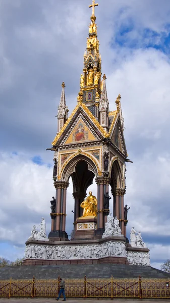 The Albert Memorial in Kensington Gardens. London. United Kingdo — Stock Photo, Image