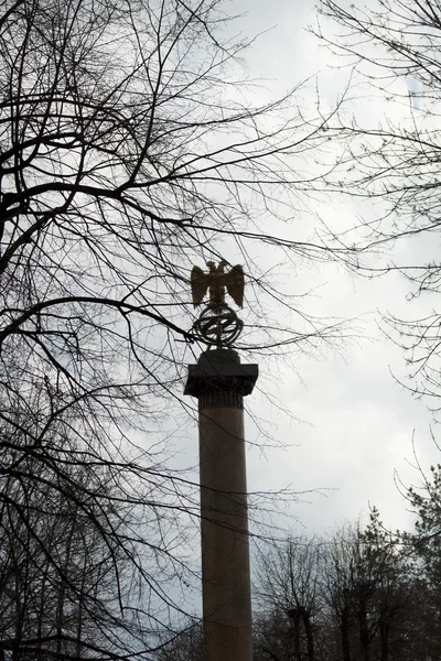 Памятник, обелюс, орёл — стоковое фото