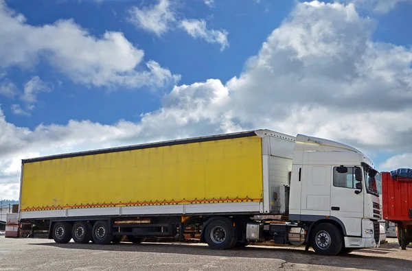 White truck and yellow trailer — Stock Photo, Image