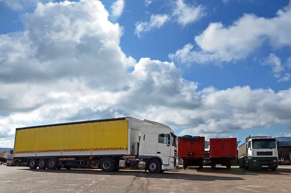 Camion bianchi — Foto Stock