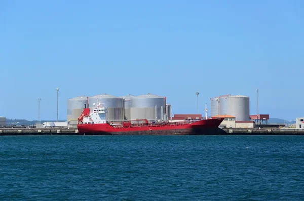 Embarcação vermelha e tanques — Fotografia de Stock