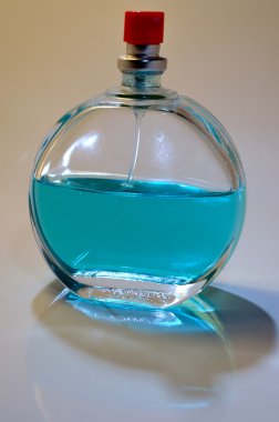 Mavi kolonya şişesi 