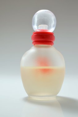 Sarı parfüm şişesi