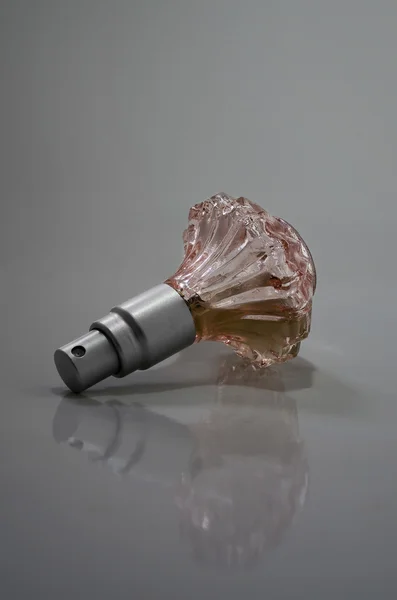 Parfüm şişesi döşeme pembe — Stok fotoğraf