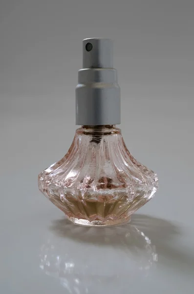 Rosa Parfümflasche — Stockfoto