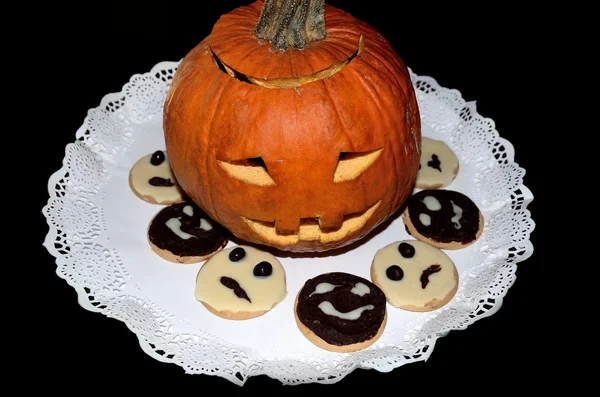 Citrouille d'Halloween et biscuits isolés sur noir — Photo