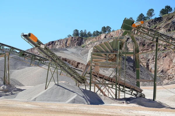 Planta de cascalho com correia transportadora — Fotografia de Stock