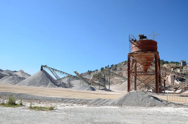 Planta de cascalho com correia transportadora e bocal — Fotografia de Stock