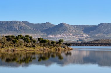 Reservoir yansımaları ile manzara 