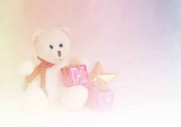 Weißer Teddybär sitzt mit Geschenkschachteln — Stockfoto