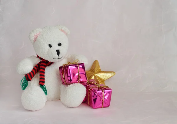 White teddy bear sitting with gift boxes — Stock Photo, Image