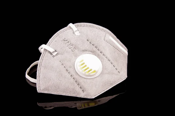 灰色の医療用マスクは 黒の反射背景に隔離されたウイルスやほこりの保護のためのKn95マーク — ストック写真