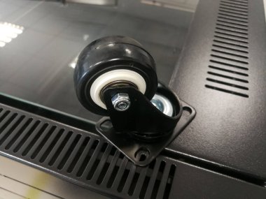 Plastik kaplama mobilya tekerleği metal rafta onarılmaya hazır olun.