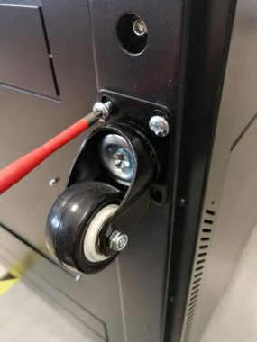 Plastik kaplama mobilya tekerleği metal rafta onarılmaya hazır olun.