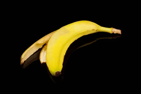 Scarti Buccia Banana Gialla Isolati Sullo Sfondo Nero — Foto Stock