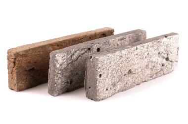 Beyaz arkaplanda, ev cephesi için bir tuğla izole edilmiş.