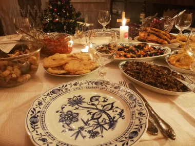 Geleneksel Noel arifesi yemekleri Noel arifesinde servis edilir.