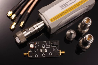 Kesin ölçümler için USB mikrodalga ve RF ortalama sinyal gücü ölçer ve siyah arkaplan üzerinde test altında RF yükseltici PCB izole