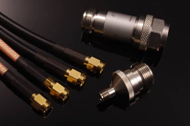 Siyah arkaplanda izole edilmiş ölçümler için eş eksenli radyo frekans kabloları, zayıflatıcı ve bağlantı adaptörü