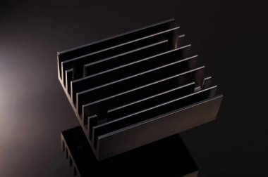 Siyah arka planda izole edilmiş alüminyum profilden yapılan yüksek güçlü elektronik soğutma için siyah ısıtıcı.