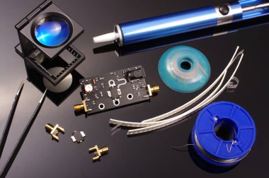 Elektronik mühendisliği projesi araştırma ve geliştirme süreci ve araçları. Radyo frekansı ve mikrodalga PCB montajı