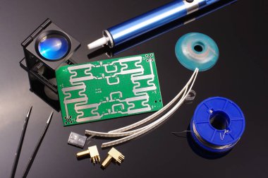 Elektronik mühendisliği projesi araştırma ve geliştirme süreci ve araçları. Radyo frekansı ve mikrodalga PCB montajı