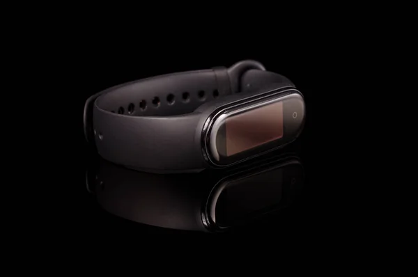 Smart Band Fitness Modern Lifestyle Isolated Black Reflective Background — 图库照片