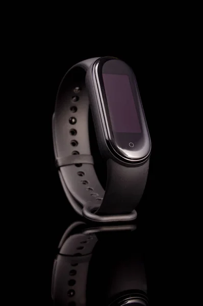 Smart Band Fitness Modern Lifestyle Isolated Black Reflective Background — 图库照片