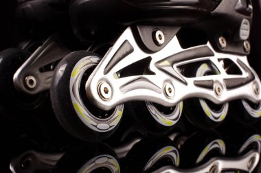 Siyah arka planda izole edilmiş çocuklar için patenler