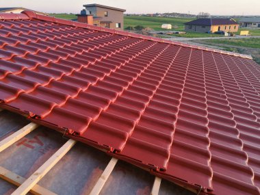 Çatıdaki kırmızı parlak çatı kiremitleri gece boyunca yapım aşamasındaydı.