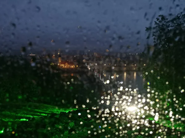 Kaunas Cidade Velha Lituânia Durante Noite Vista Através Janela Chuvosa — Fotografia de Stock