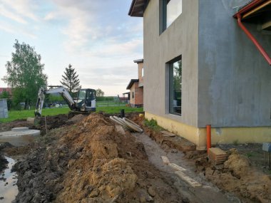 İnşaat alanında inşaat halindeki bireysel eve yakın drenaj kanalı