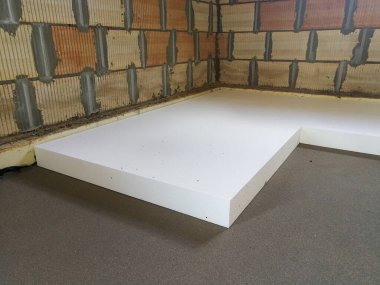 İnşaat sırasında evin termal yalıtımı için beton zeminde genişletilmiş polistiren tabakası.